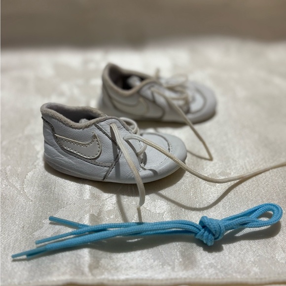 Vintage Nike White and Blue Sneakers for Playful Style - Picture 5 of 7